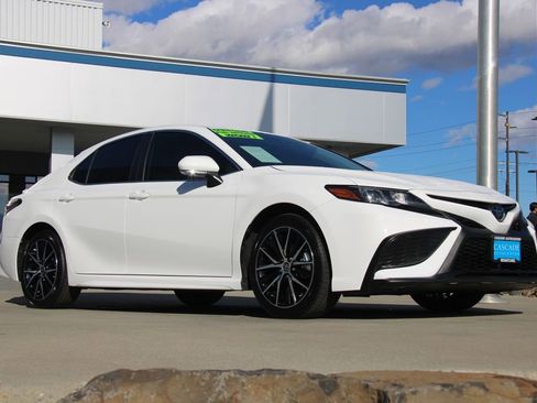 Used 2024 Toyota Camry SE image 5