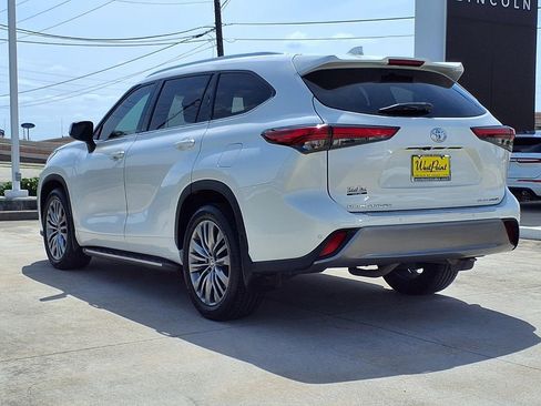 Used 2021 Toyota Highlander Platinum FWD image 7