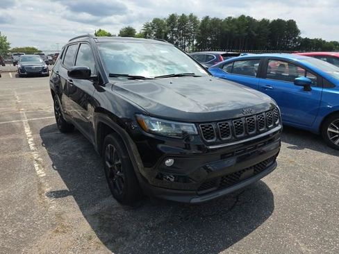 Used 2025 Jeep Compass Latitude w/ Altitude Special Edition AWD/4WD image 4