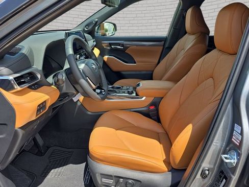 New 2026 Toyota Highlander Platinum AWD/4WD image 16