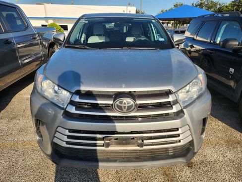 Used 2018 Toyota Highlander LE FWD image 2