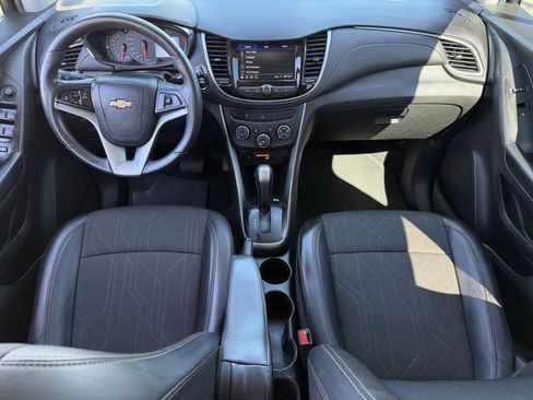 Used 2022 Chevrolet Trax LT w/ LT Convenience Package image 10