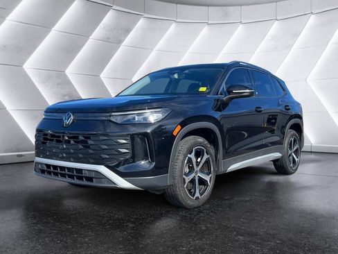Used 2025 Volkswagen Tiguan SE image 3