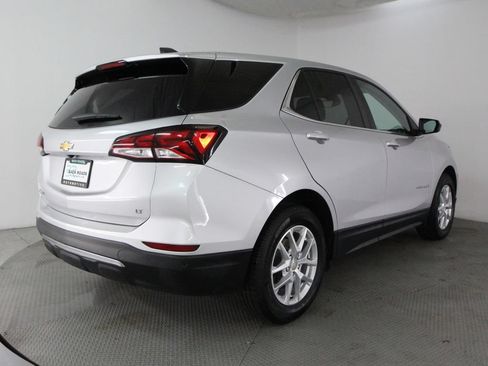 Used 2022 Chevrolet Equinox LT w/ Driver Convenience Package FWD image 9
