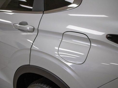 Used 2024 Mitsubishi Outlander SE image 10