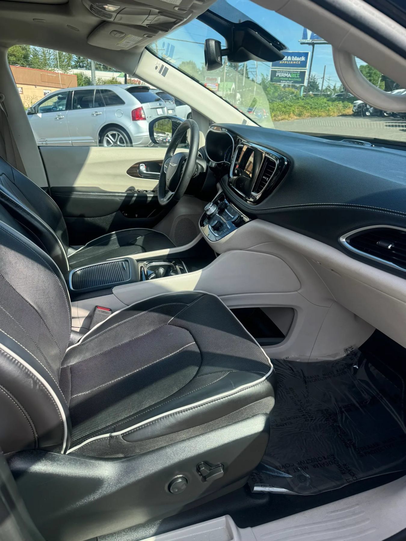 Used 2023 Chrysler Pacifica Limited FWD image 12