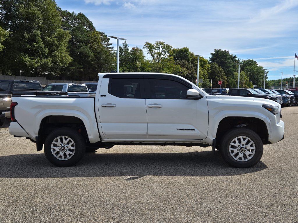 Used 2025 Toyota Tacoma SR5 AWD/4WD image 7