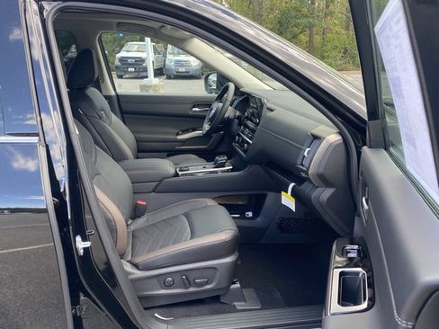 New 2025 Nissan Pathfinder Platinum w/ Black Appearance Package image 29