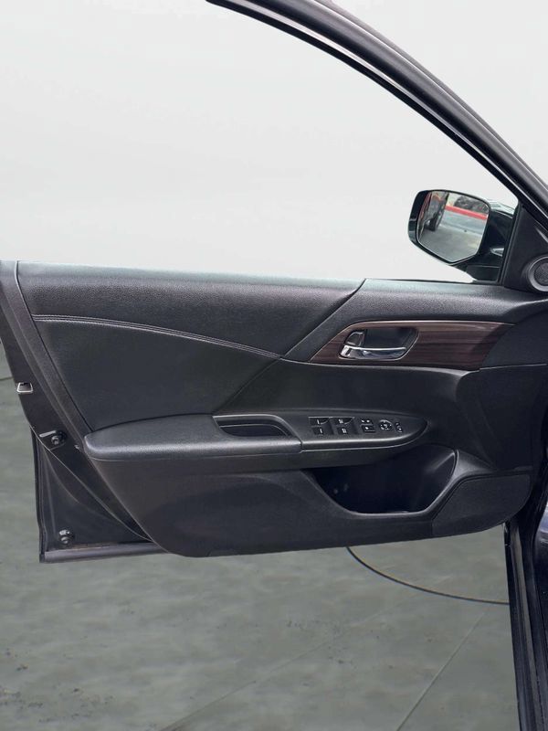 Used 2016 Honda Accord EX image 18