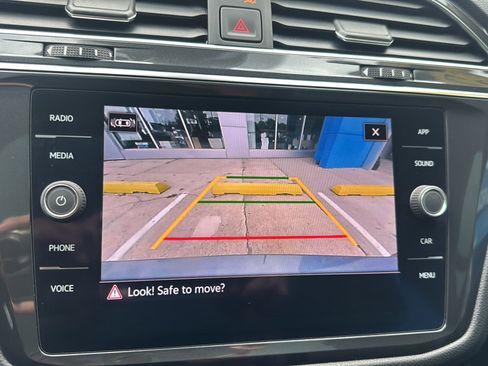 Used 2022 Volkswagen Tiguan SE AWD/4WD image 36