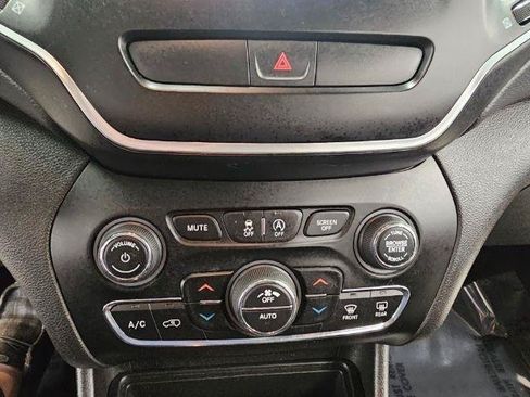 Used 2019 Jeep Cherokee Latitude Plus w/ Comfort/Convenience Group FWD image 26