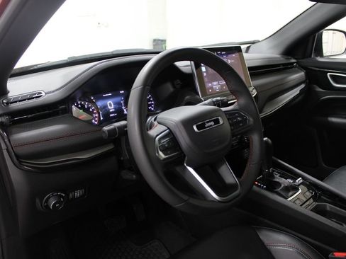 Used 2025 Jeep Compass Trailhawk image 18