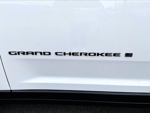Used 2023 Jeep Grand Cherokee Altitude AWD/4WD image 24