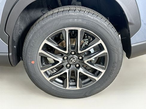 Used 2026 Toyota Corolla Cross XLE w/ Convenience Package FWD image 11