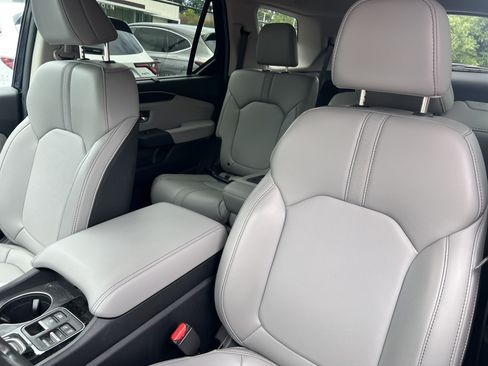 Used 2025 Honda Pilot EX-L image 9
