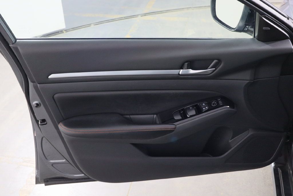 Used 2024 Nissan Altima 2.5 SR FWD image 13