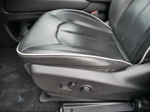 Used 2021 Chrysler Pacifica Limited w/ Uconnect Theater Family Group image 20