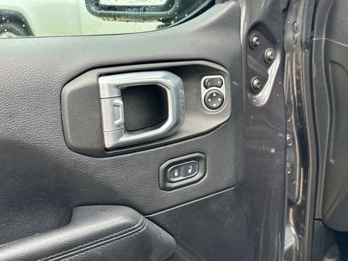 Used 2022 Jeep Wrangler Unlimited Sahara AWD/4WD image 18