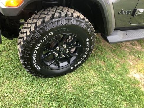 Used 2025 Jeep Gladiator Sport image 10