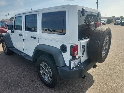 Used 2015 Jeep Wrangler Unlimited Rubicon w/ Connectivity Group AWD/4WD image 11