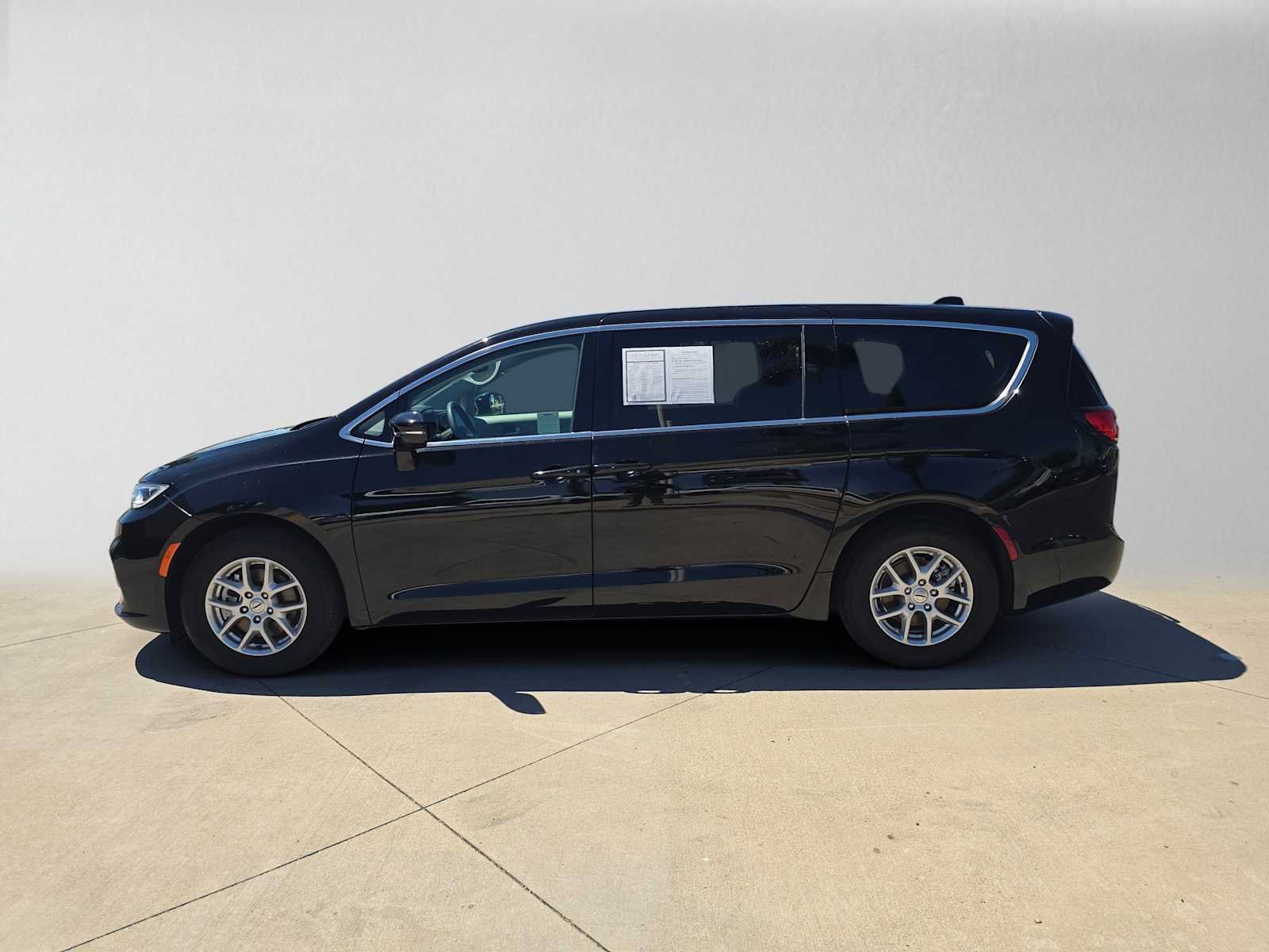Used 2024 Chrysler Pacifica Touring-L FWD image 6