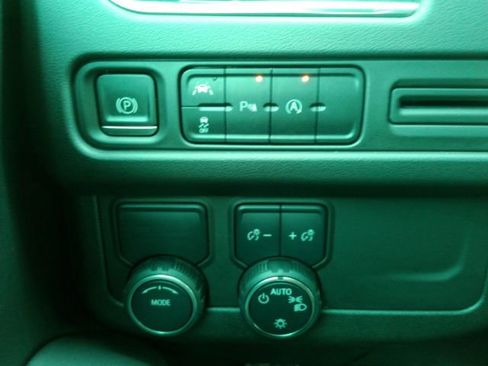 Used 2023 Chevrolet Suburban LT image 36