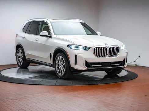 Certified 2025 BMW X5 xDrive50e w/ Executive Package image 3