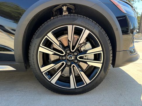 Certified 2025 Volvo V60 B5 Cross Country Ultra w/ Protection Package Premier image 9