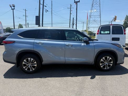 Used 2022 Toyota Highlander XLE AWD/4WD image 9