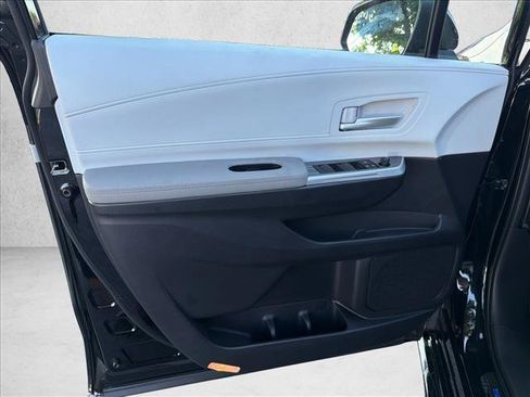 Used 2026 Toyota Sienna XLE FWD image 10