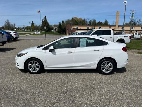 Used 2017 Chevrolet Cruze LT FWD image 2
