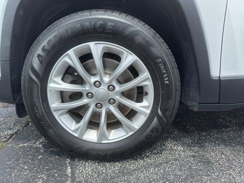 Used 2019 Jeep Cherokee Latitude w/ Popular Appearance Group AWD/4WD image 20