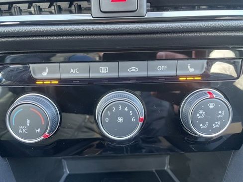 Certified 2023 Volkswagen Taos SE w/ Panoramic Sunroof Package image 20