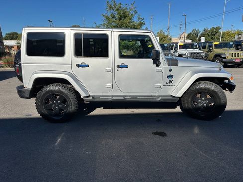 Used 2012 Jeep Wrangler Unlimited Sahara AWD/4WD image 8