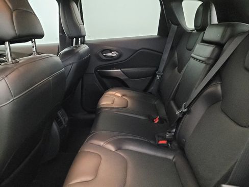 Used 2019 Jeep Cherokee Limited image 18