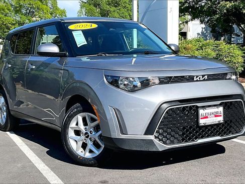 Used 2024 Kia Soul LX w/ Option Group 015 FWD image 2