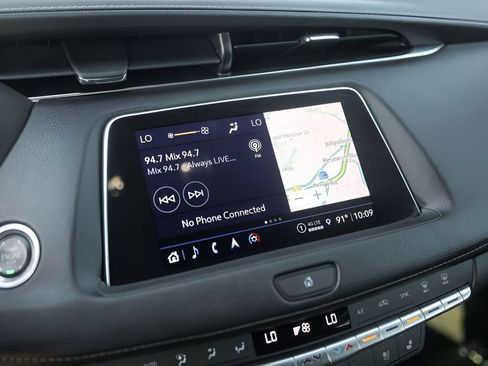 Used 2022 Cadillac XT4 Premium Luxury w/ Technology Package FWD image 19