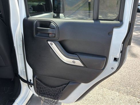 Used 2015 Jeep Wrangler Unlimited Sahara w/ Connectivity Group AWD/4WD image 15