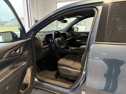 Used 2025 Chevrolet Traverse LT image 9