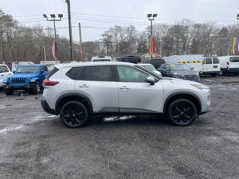 Used 2023 Nissan Rogue SV image 4