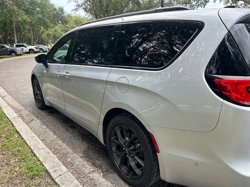 Used 2023 Chrysler Pacifica Touring-L w/ Uconnect Theater Family Group FWD image 7
