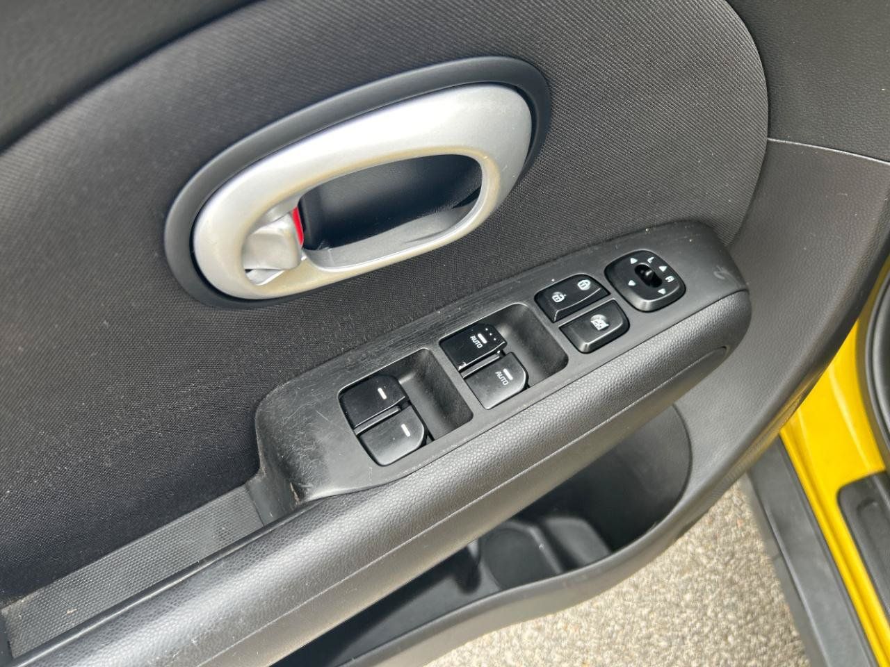Used 2014 Kia Soul + FWD image 12