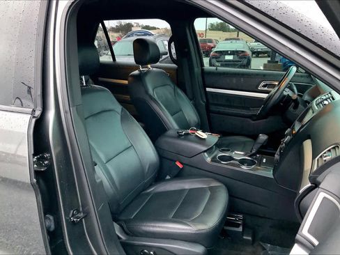 Used 2017 Ford Explorer XLT w/ Equipment Group 202A image 8