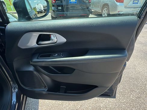 Used 2019 Chrysler Pacifica Touring Plus FWD image 18