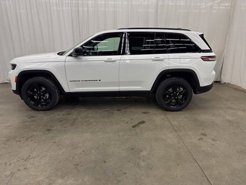 New 2025 Jeep Grand Cherokee Altitude image 27