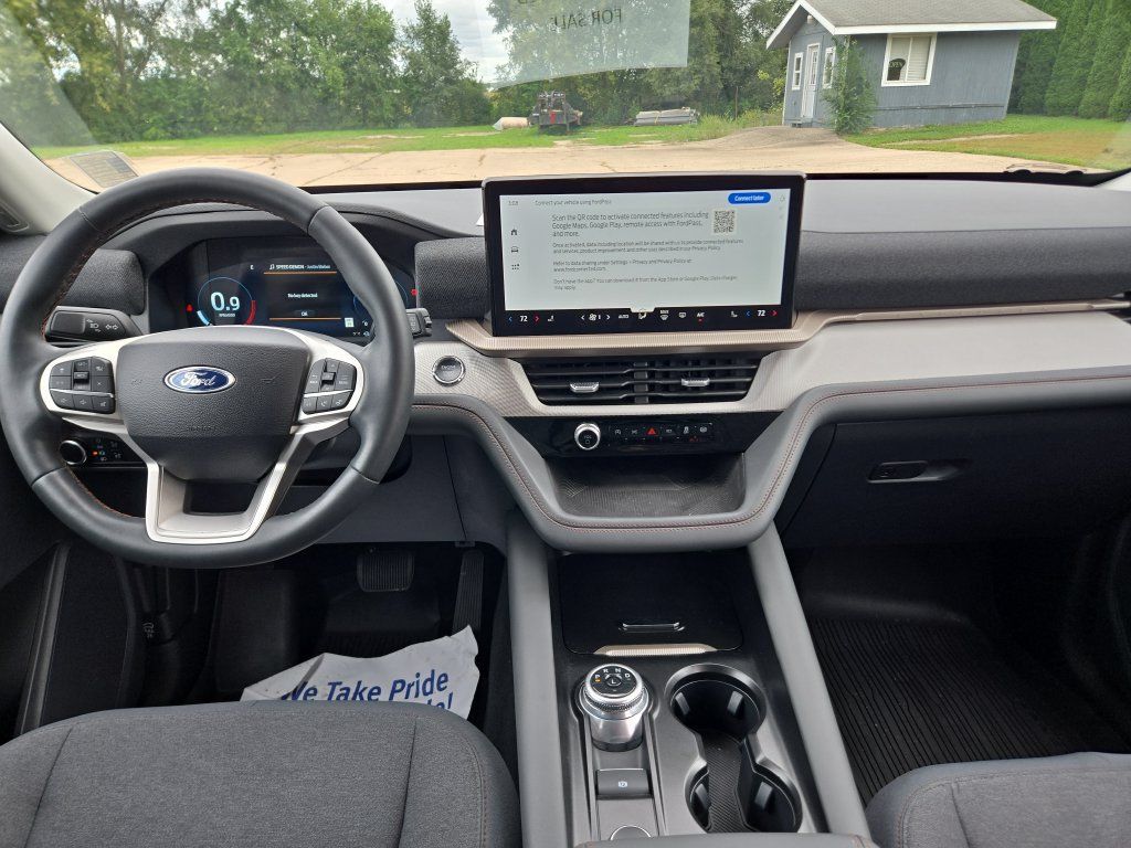 Used 2025 Ford Explorer Active AWD/4WD image 11