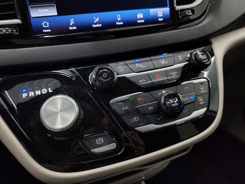 Used 2024 Chrysler Pacifica Touring-L image 58