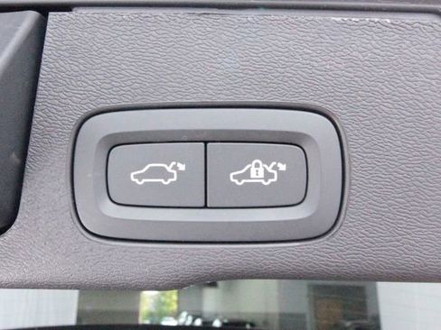 Certified 2025 Volvo XC60 B5 Plus w/ Climate Package AWD/4WD image 38