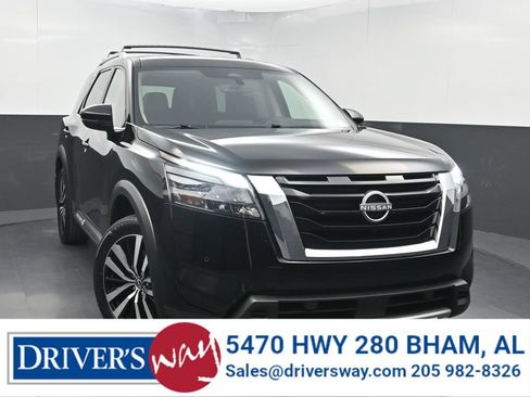 Used 2025 Nissan Pathfinder Platinum FWD image 1