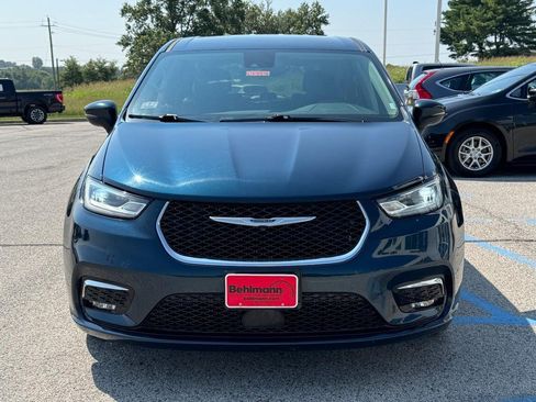 Used 2023 Chrysler Pacifica Touring-L FWD image 12
